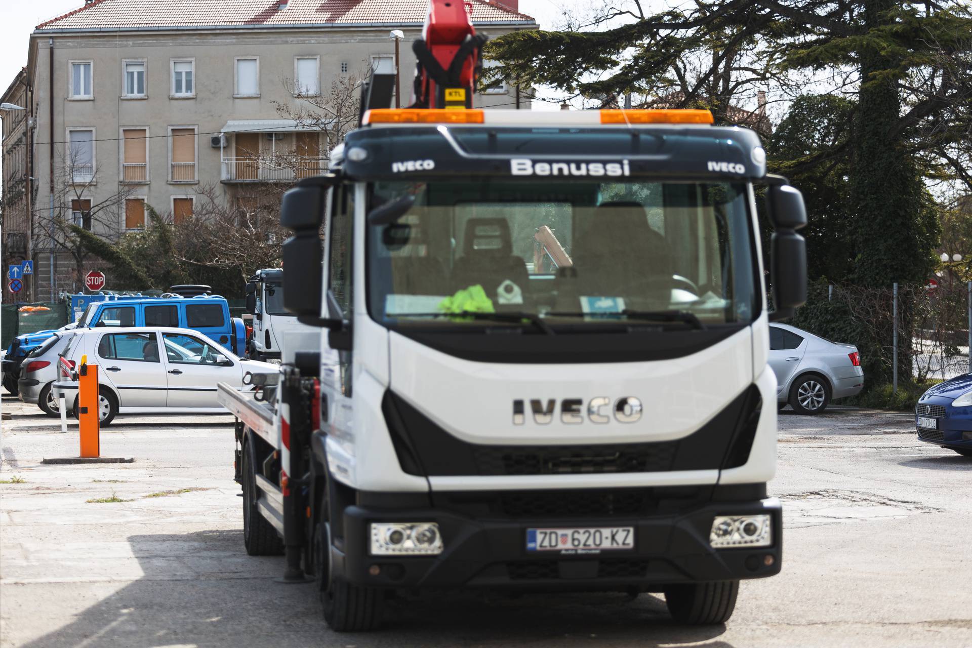 Nije htio platiti kaznu, autom probio ogradu Pauka u Zadru pa divljao i bježao policajcima