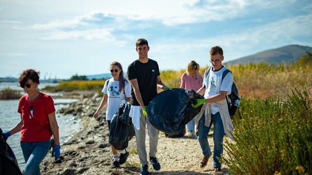 Zagađena ljudskim nemarom: Mladi volonteri s trogirske plaže prikupili 1,2 tone otpada!