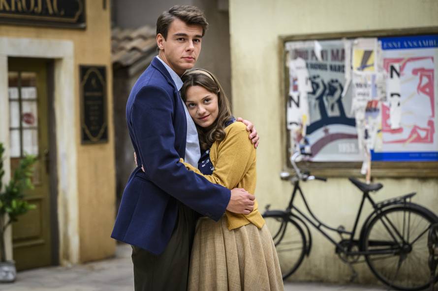 Zagreb, 07.10.2025 - Glumci RTL serije Divlje pcele poziraju na setu u studiju Jadran filma