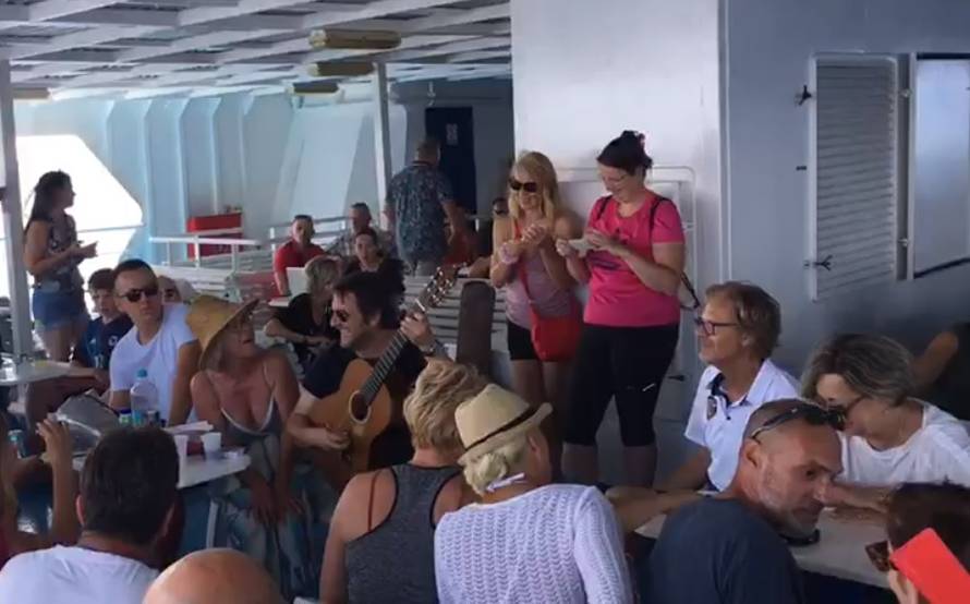 Oliveru zapjevali 'Kad mi dođeš ti' na trajektu Vela Luka - Split