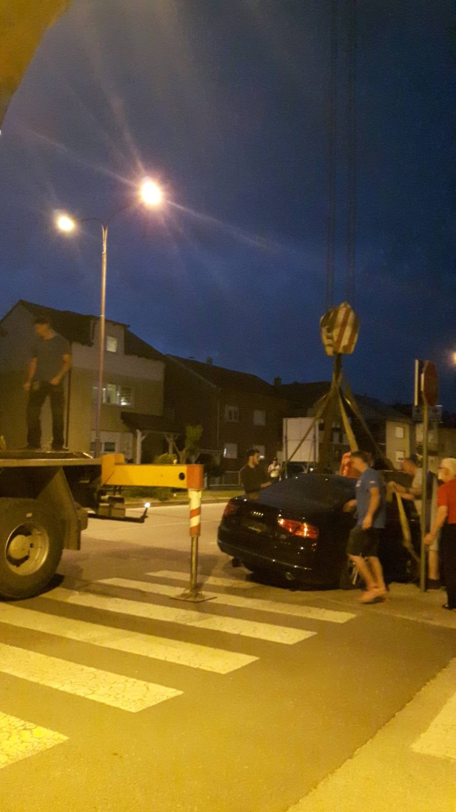 Demolirao Audi: Pijani vozač autom probio betonsku ogradu