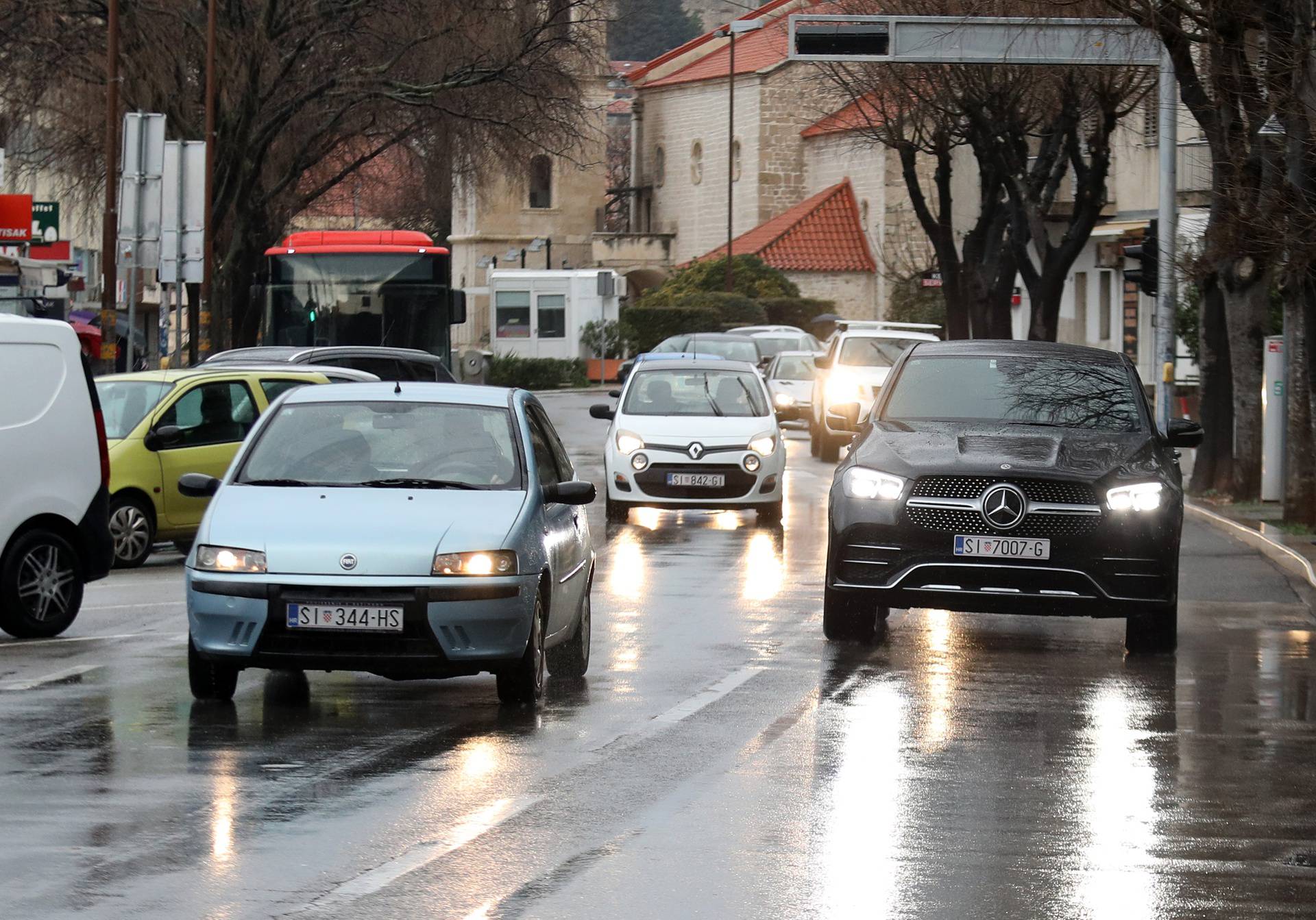 Kišno i tmurno poslijepodne na šibenskim gradskim ulicama