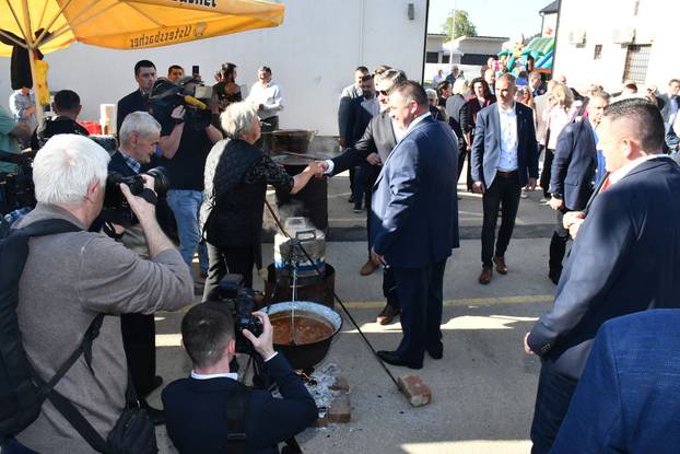 Predsjednik RH Zoran Milanović na obilježavanju Dana Općine Stari Mikanovci