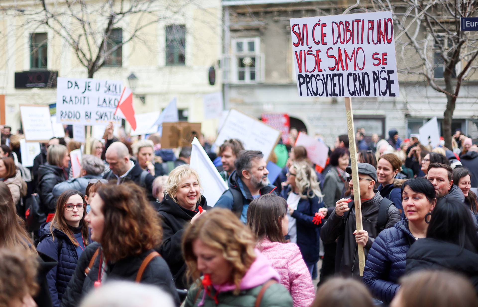 Zagreb: Počelo je okupljanje prosvjednika na Europskom trgu