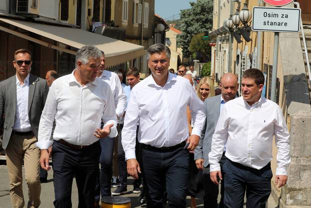 Rijeka: Premijer Plenković posjetio Trsatsku gradinu na kojoj je oko kule obavijena hrvatska zastava
