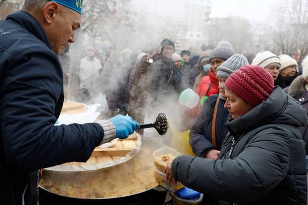 Residents cope with electricity, heating and water outages following Russian attacks on Ukraine's infrastructure in Kyiv