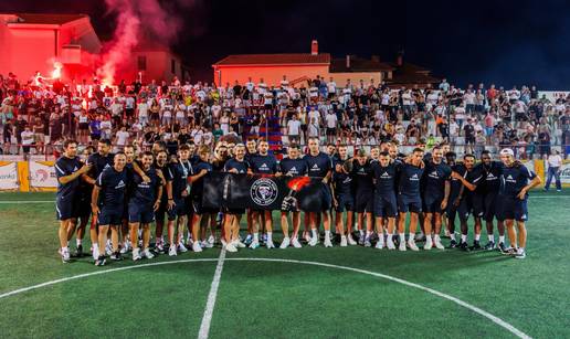 Navijači Hajduka: 'Ovo je bio sudac sa Temua'. 'Marko Livaja je Hajduk'. 'Dovesti napadača!'