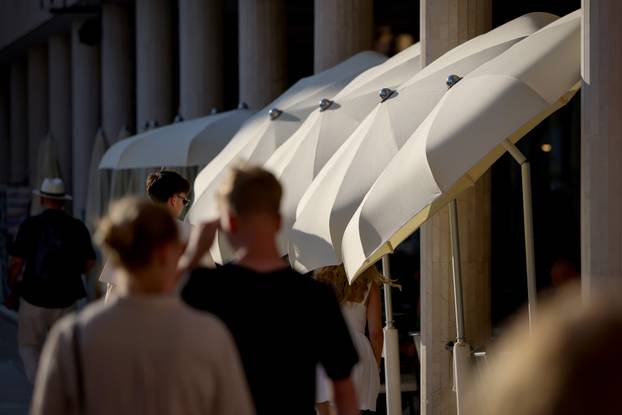 Zadar: Turisti uživaju u šetnji gradom