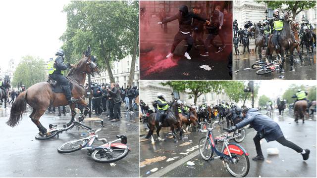 Podivljali prosvjednici: Bacali su baklje i bicikle na konje, policajka se zabila u semafor!
