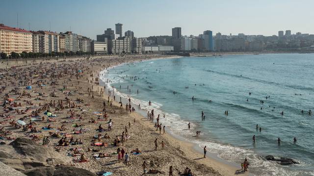 U Španjolskoj zatvorili 55 plaža, a na one koje su otvorene ulazi se kontrolirano i čeka u redu