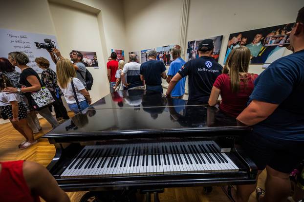 Vela Luka: Otvorenje izložbe privatnih fotografija Olivera Dragojevića