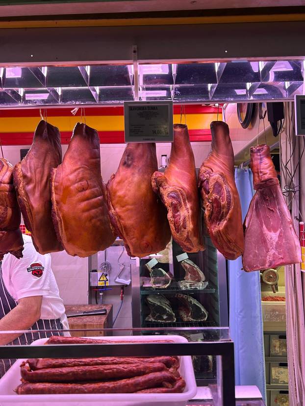 FOTO Građani šokirani! Za kilu janjetine 20 eura, rajčice po 7, a orada na Dolcu čak 28 eura