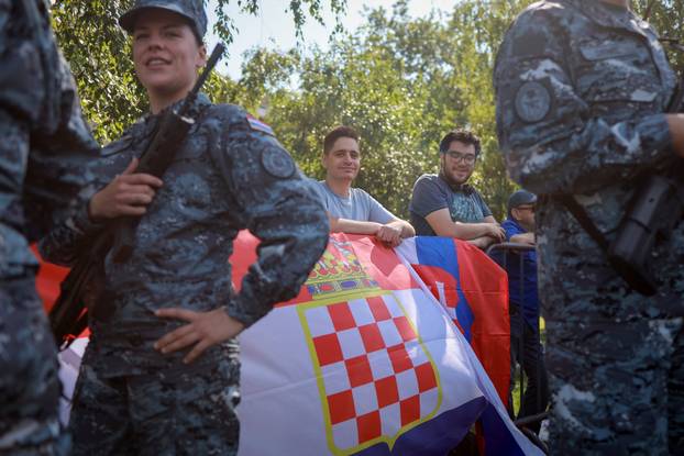 Zagreb: Građani se okupljaju duž trase vojnog mimohoda