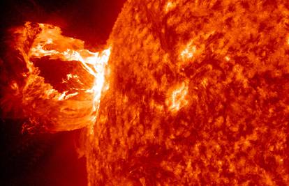 Svemirski vatromet: NASA je snimila golemu solarnu baklju