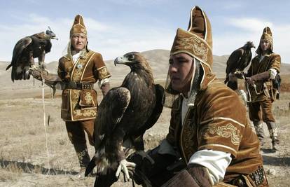Kazahstanci pokazali kako treniraju orlove za lov
