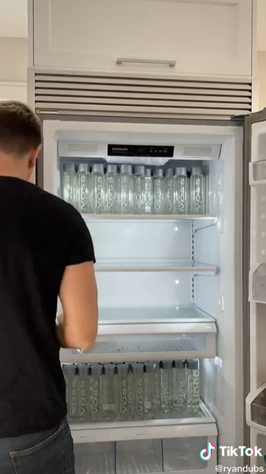 'Za flaširanu vodu izdvajam oko 2000 dolara mjesečno, običnu sa slavine nikad ne bih popio...'