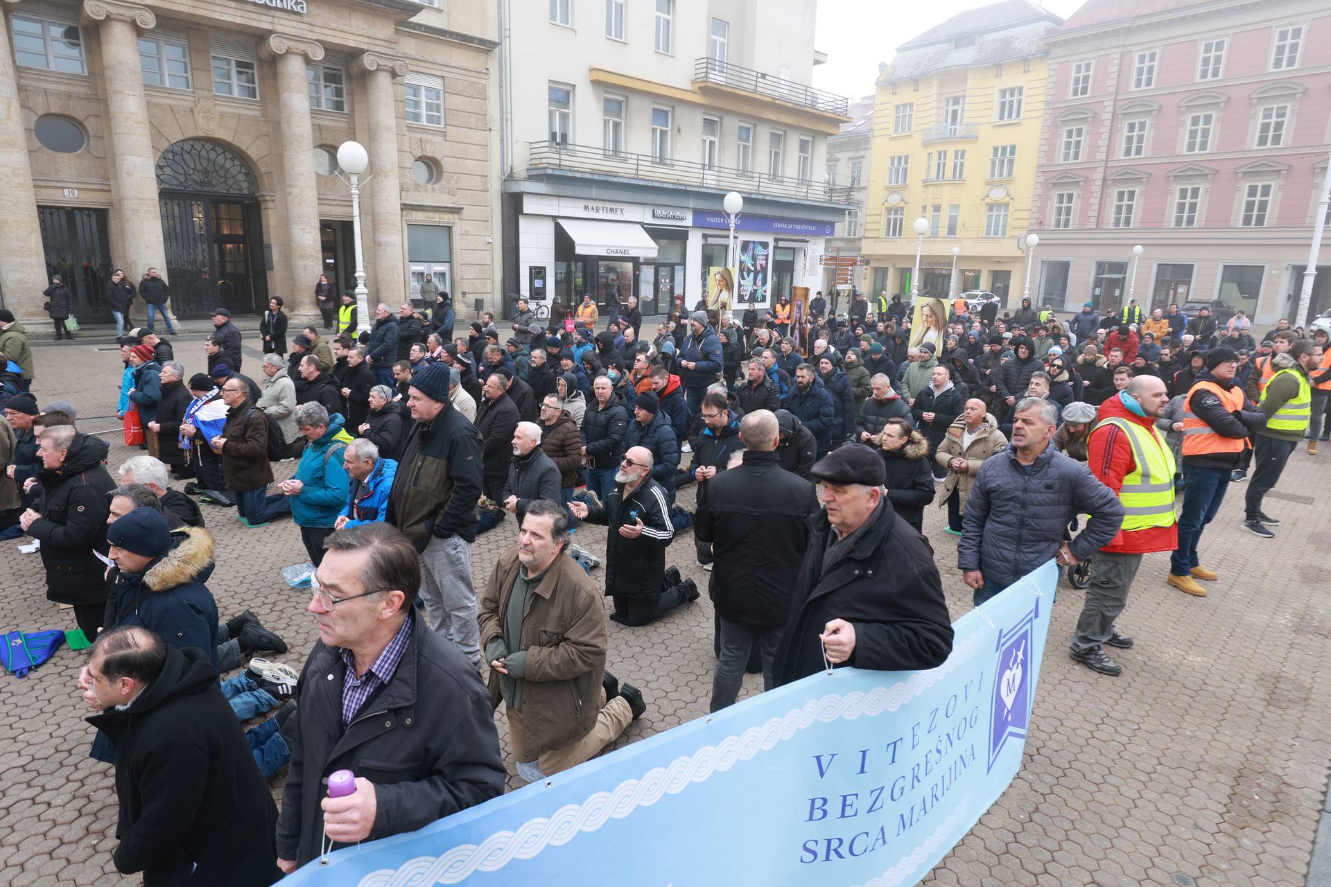 Molitelji od ranih jutarnjih sati kleče na Trgu bana Josipa Jelačića, dočekao ih je kontraprosvjed