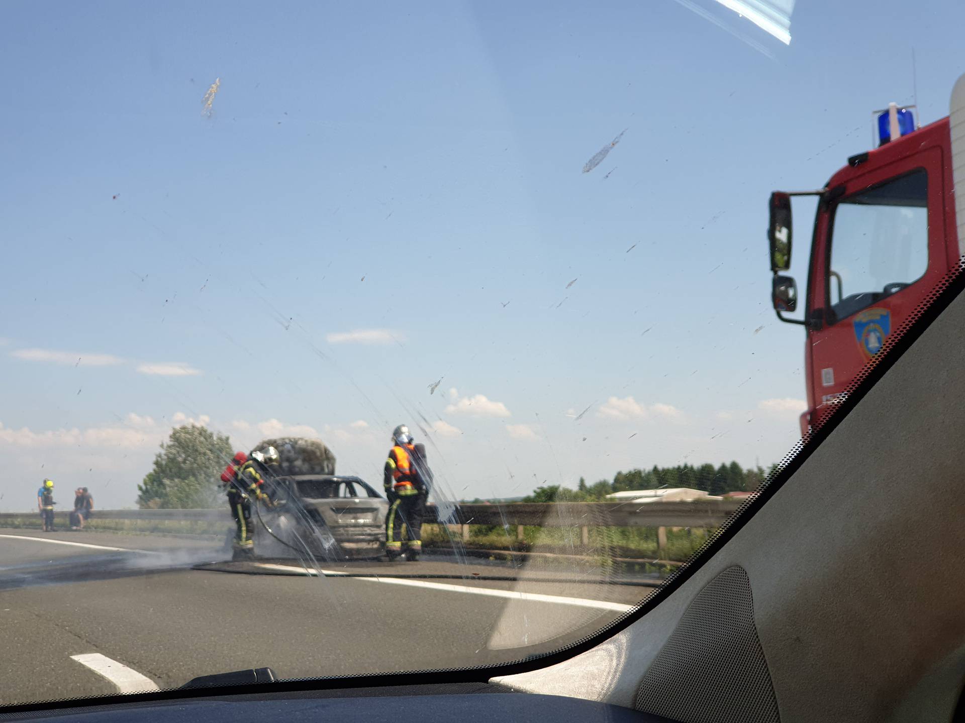 Auto se zapalio u vožnji, vozač  u šoku: 'Vatra je bila ogromna'