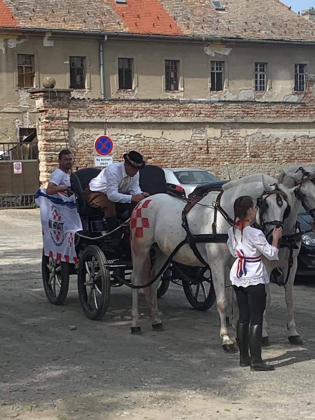 VIDEO Tamburaši su razgalili navijače u Tvrđi, tu su i konji u šahovnici: Lega, daj pet i sviraj