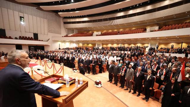 Prvu sjednicu novog iračkog parlamenta obilježile su svađe, jedan zastupnik izgubio svijest