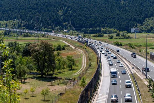 Otočac: Nastala kolona zbog prometne nesreće u tunelu Brezik u smjeru Zagreba