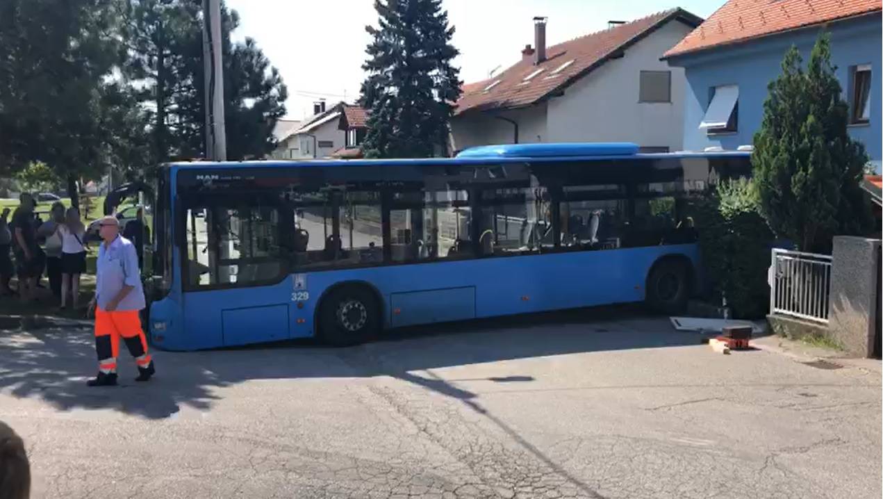 Video: Vozač izašao, a njegov bus s putnicima probio ogradu!