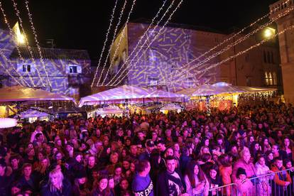 Maja Šuput otvorila Advent u Trogiru, Matija Cvek u Šibeniku, a Vesna Pisarović u Splitu...