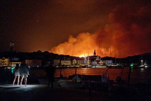 NESTVARNE SCENE Pogledajte kako izgleda nebo iznad Bra&ccaron;a. 'Slu&scaron;ajte upute slu&zcaron;bi...'