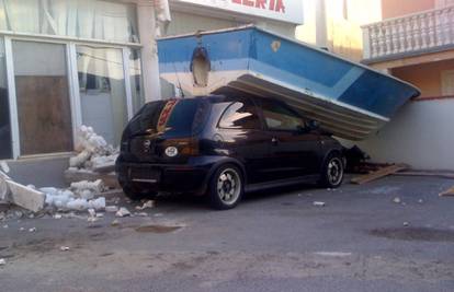 Orkanska bura otežava promet na cestama prema Dalmaciji 