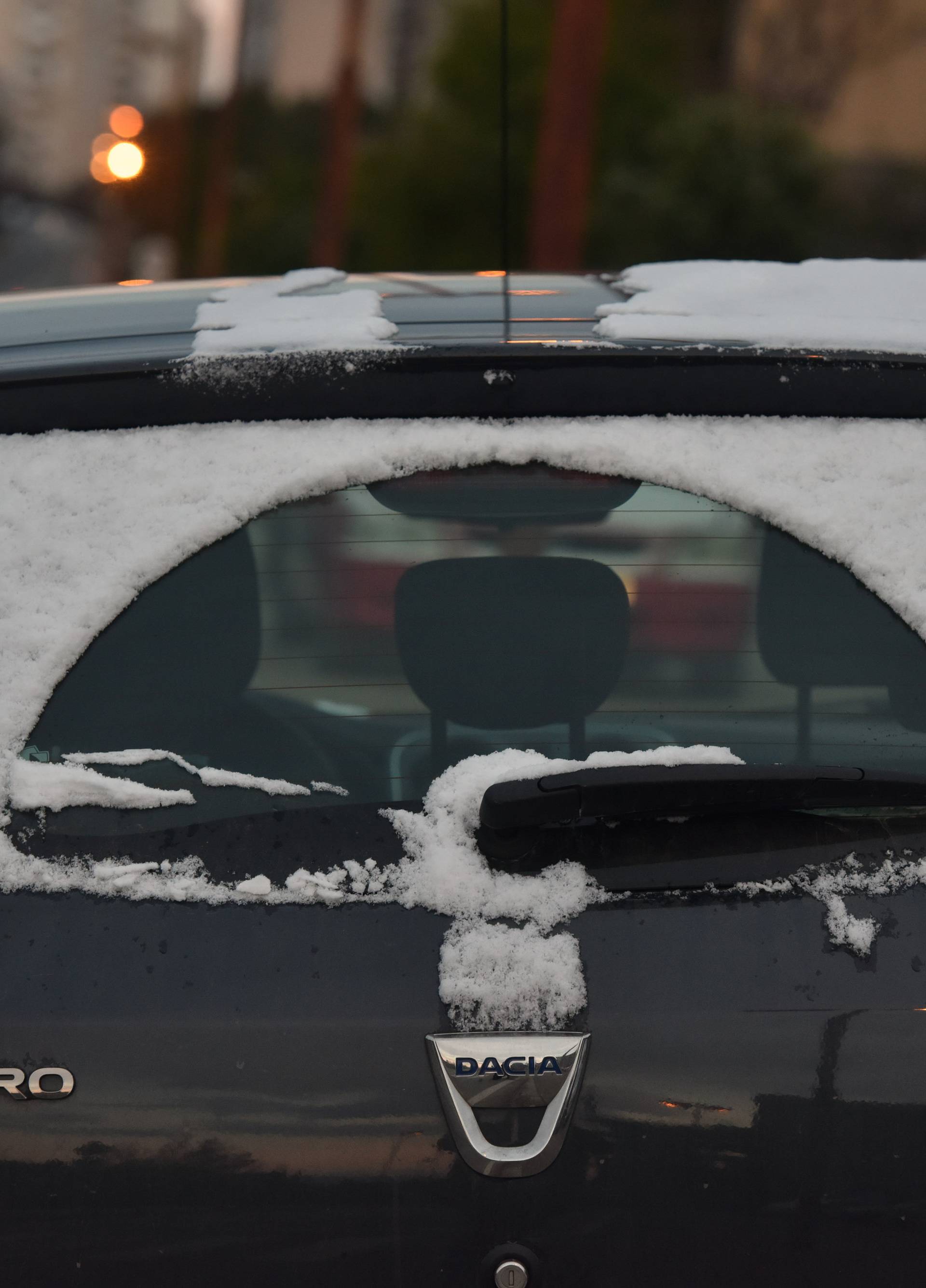 Snijeg u Šbeniku zabijelio krovove kuća i automobile