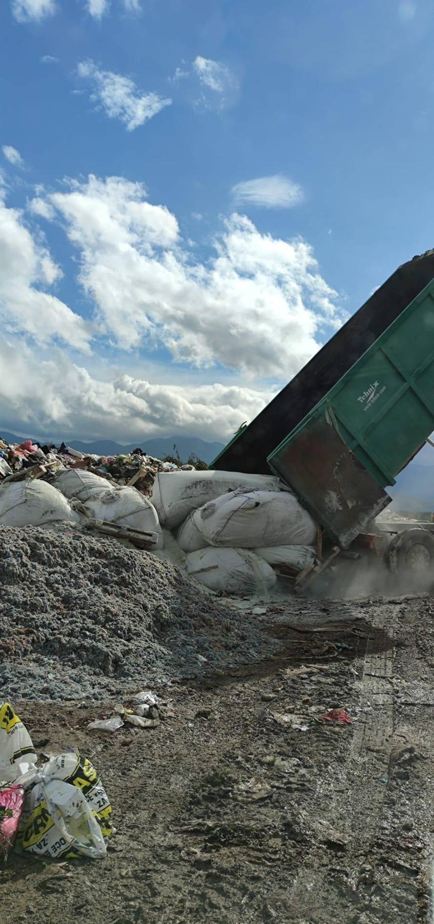 EKSKLUZIVNE SNIMKE: Opasni i plastični otpad bacali su i na gradsko odlagalište u Gospiću!