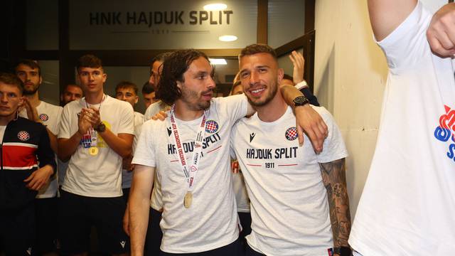 Split: Navijači dočekali igrače Hajduka na Poljudu nakon osvojenog nogometnog Kupa