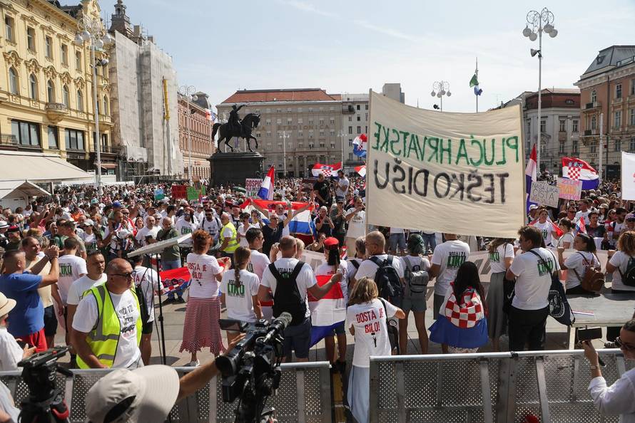 Glavni trg u Zagrebu prepun prosvjednika zbog opasnog otpada u Lici