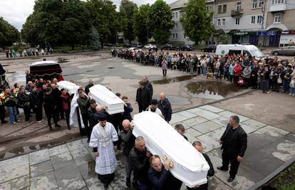 Tuga u Ukrajini. Pokopali troje djece nakon stravičnog ruskog napada. Majka teško ranjena