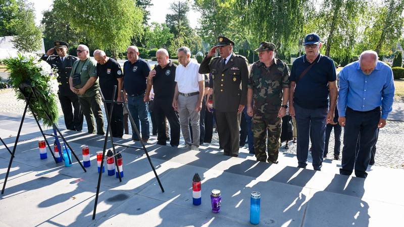 FOTO Odali počast stradalima: Uoči obilježavanja Oluje vijenci i svijeće položeni u nizu gradova