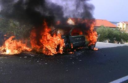 Na Rabu se auto zapalio u vožnji i potpuno izgorio