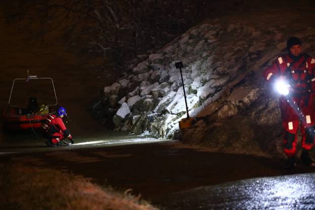 Zagreb: Zbog loših vremenskih uvjeta obustavljena potraga u rijeci Savi