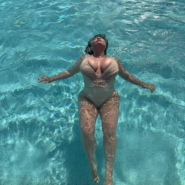 FOTO 'Bolje da ljulja nego... ' Izvijala se na bazenu, a kad su došli paparazzi - izbacila guzu