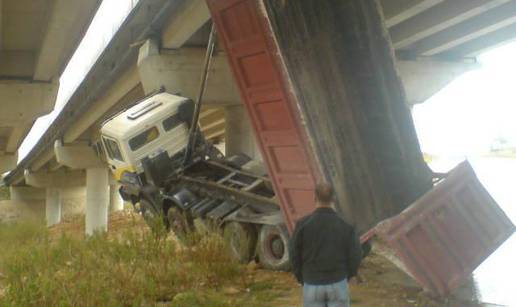 Kiperom je zaglavio ispod autoceste i ostao u zraku