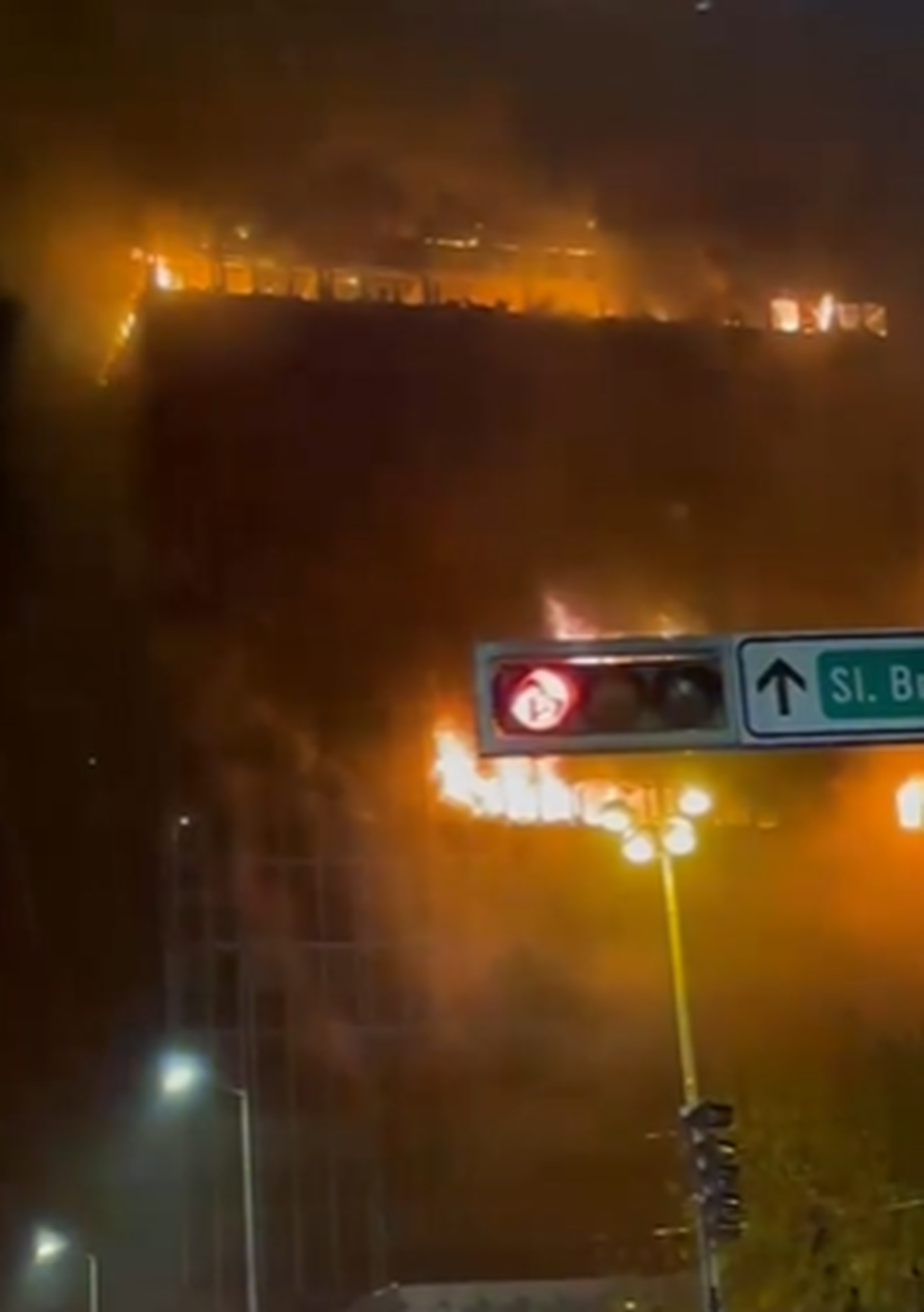 Ovo su prve snimke požara: Tu se vidi misteriozno plavo svjetlo