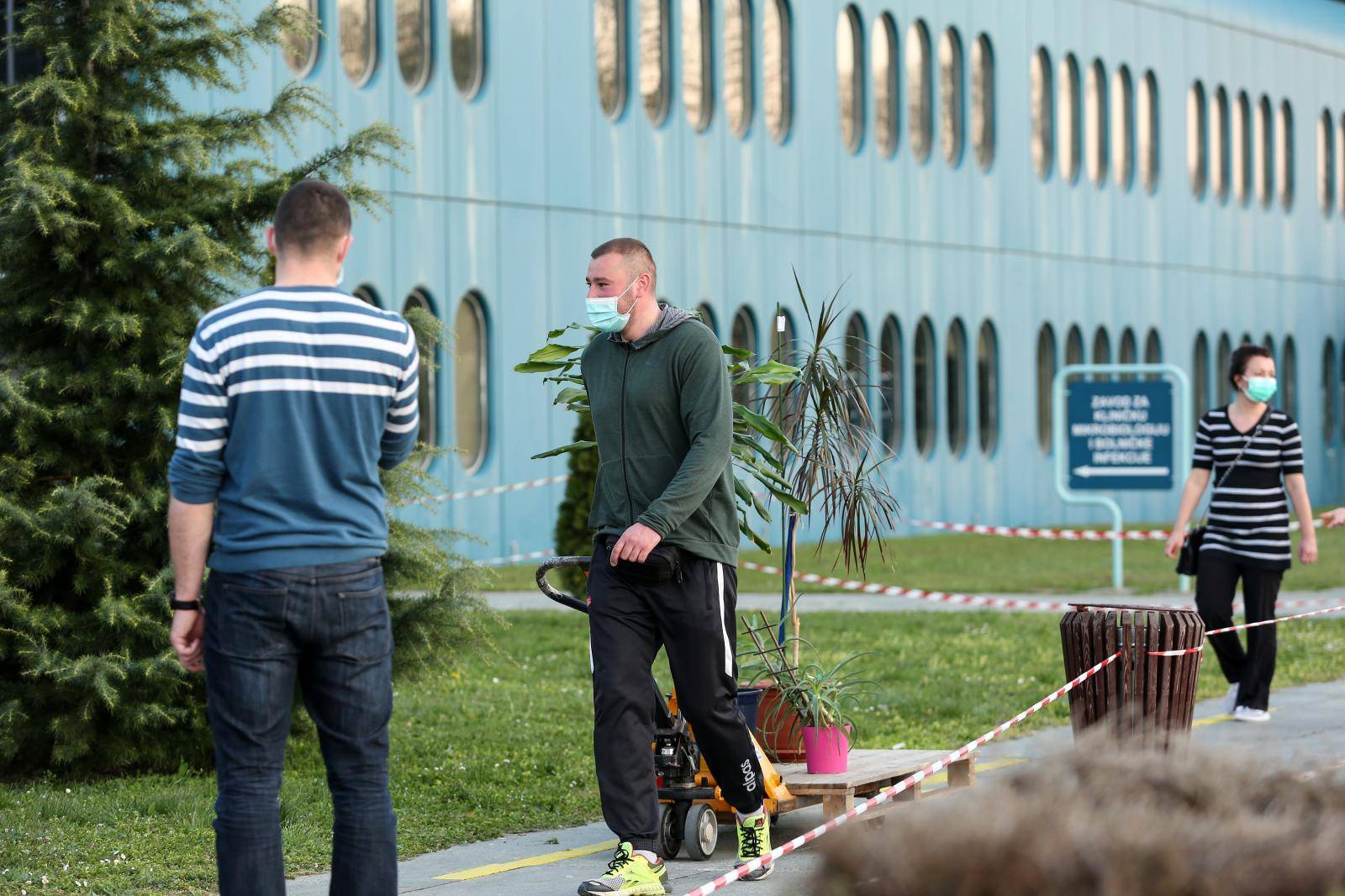 Zagreb: Navijači Dinama pomažu u iseljavanju Kliničkog centra Dubrava