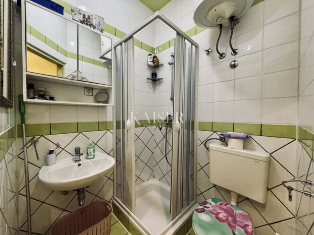 FOTO U Opatiji 13 kvadrata u suterenu prodaju za 129.000 €! Krevet je u kuhinji, a tu je i wc
