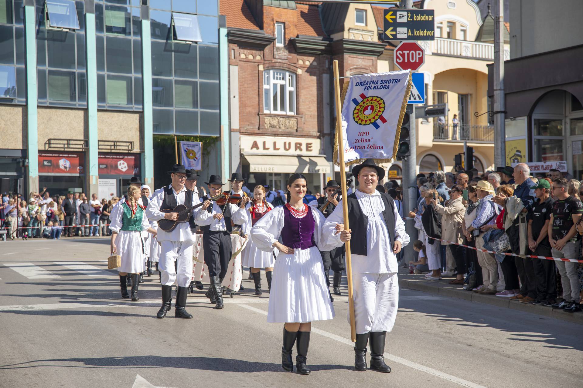 Svečani mimohod sudionika 59. Vinkovačkih jeseni