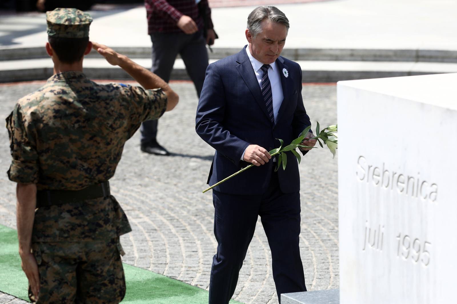 Brojne delegacije položile cvijeće u znak sjećanja na ubijene u genocidu u Srebrenici