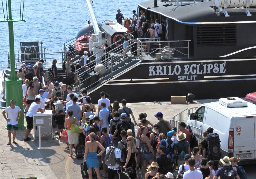 Korčula: Velik broj turista čeka ukrcaj na katamarane