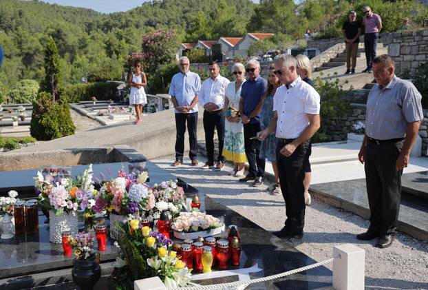 Vela Luka: Polaganje vijenaca na grob Olivera Dragojevića