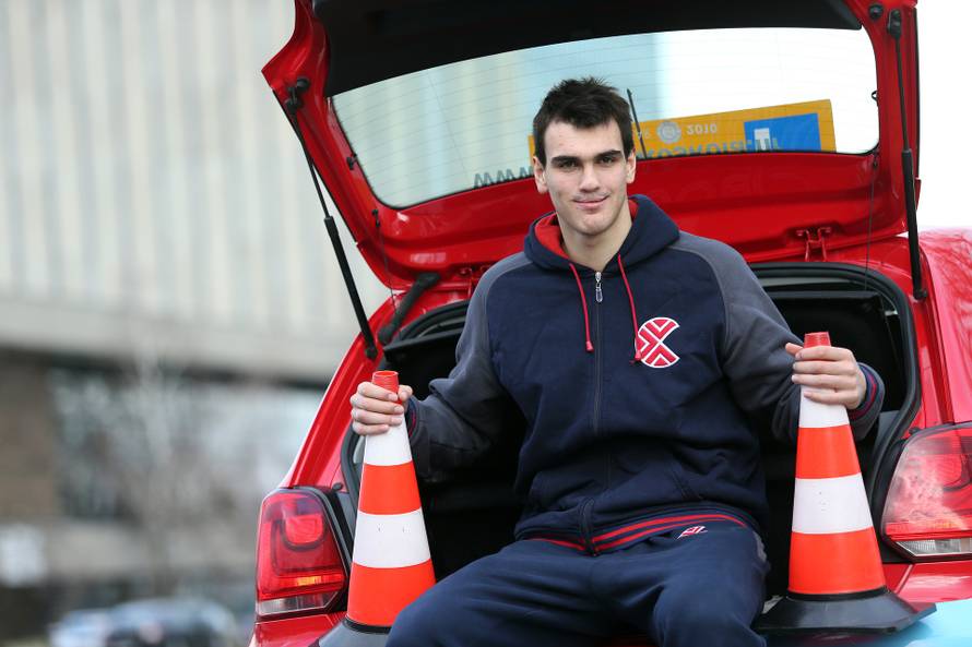 Zagreb: Dario Šari? krenuo je u autoškolu