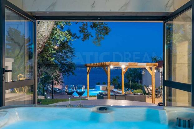 FOTO Privatna plaža i infinity bazen: Moderna vila blizu Zadra prodaje se za 3 milijuna eura
