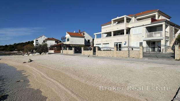 FOTO Iz kuće u more! Ova vila prvi red do mora ima konobu i vinoteku, a evo koliko košta