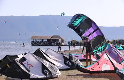 Ušće Neretve godinama je meka za kitesurfere, a u blagodatima plitkog mora uživaju i djeca